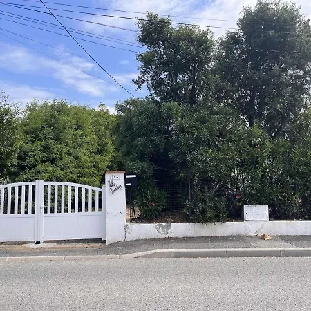 2 Pieces Proche Avec Jardin A Saint Aygulf - Fr-1-226a-103
